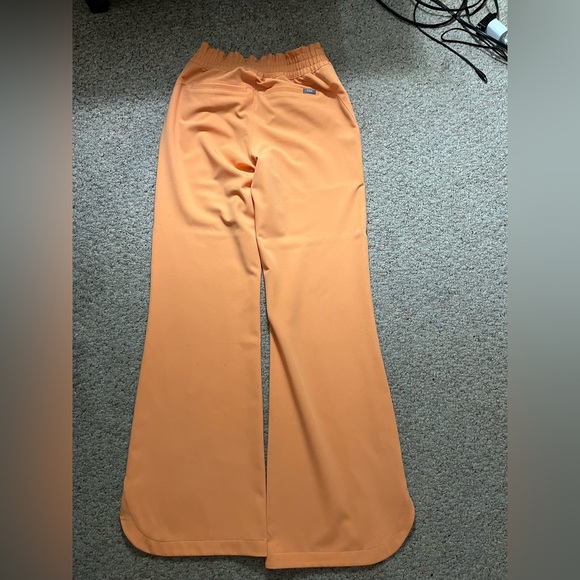 women’s figs shaka orange scrub set - Picture 3 of 11